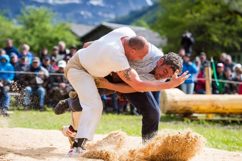 Schwingen oder Hosenlupf Kampfsport aus der Schweiz – Foto: "Schwingfest im Klöntal, Gemeinde Glarus" von Glarnerland – CC by 2.0