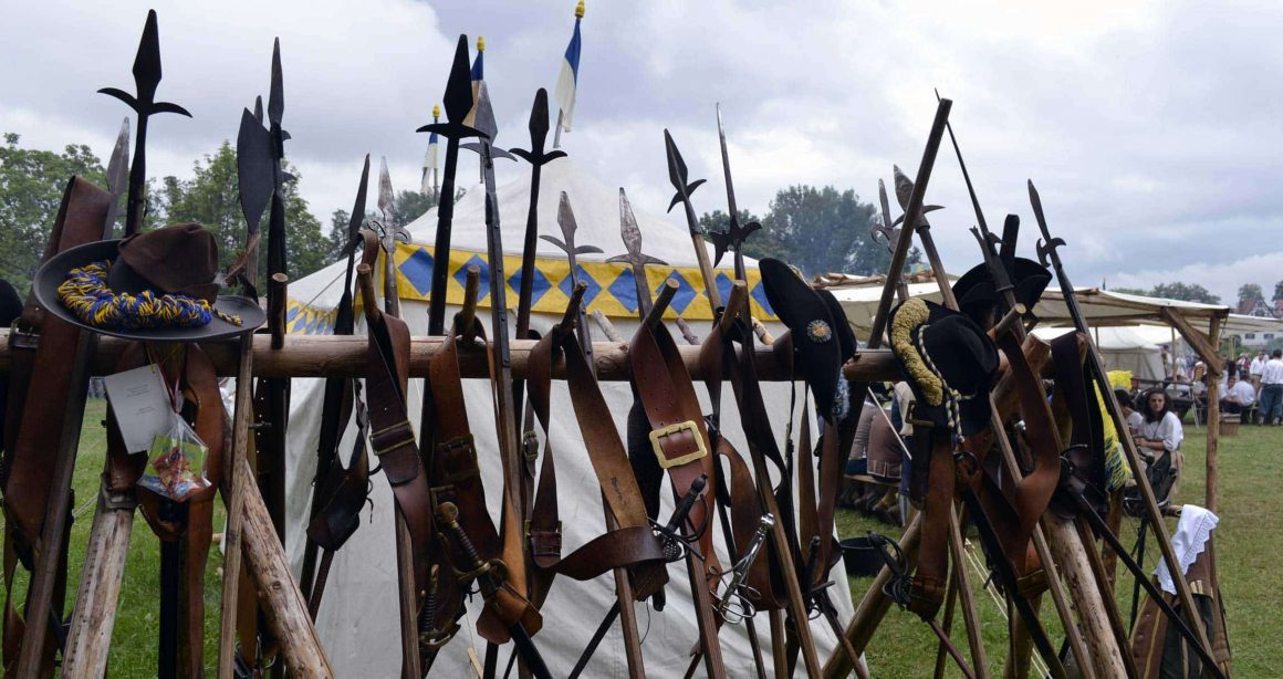 Historische Stangenwaffen, Lanzen, Speere und Schwerter