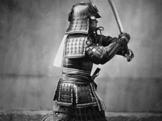 Samurai Angriff mit dem Katana Schwert