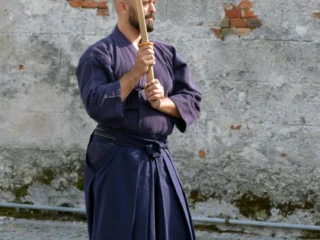 Kendo-Trainierender im traditionellen Gewand