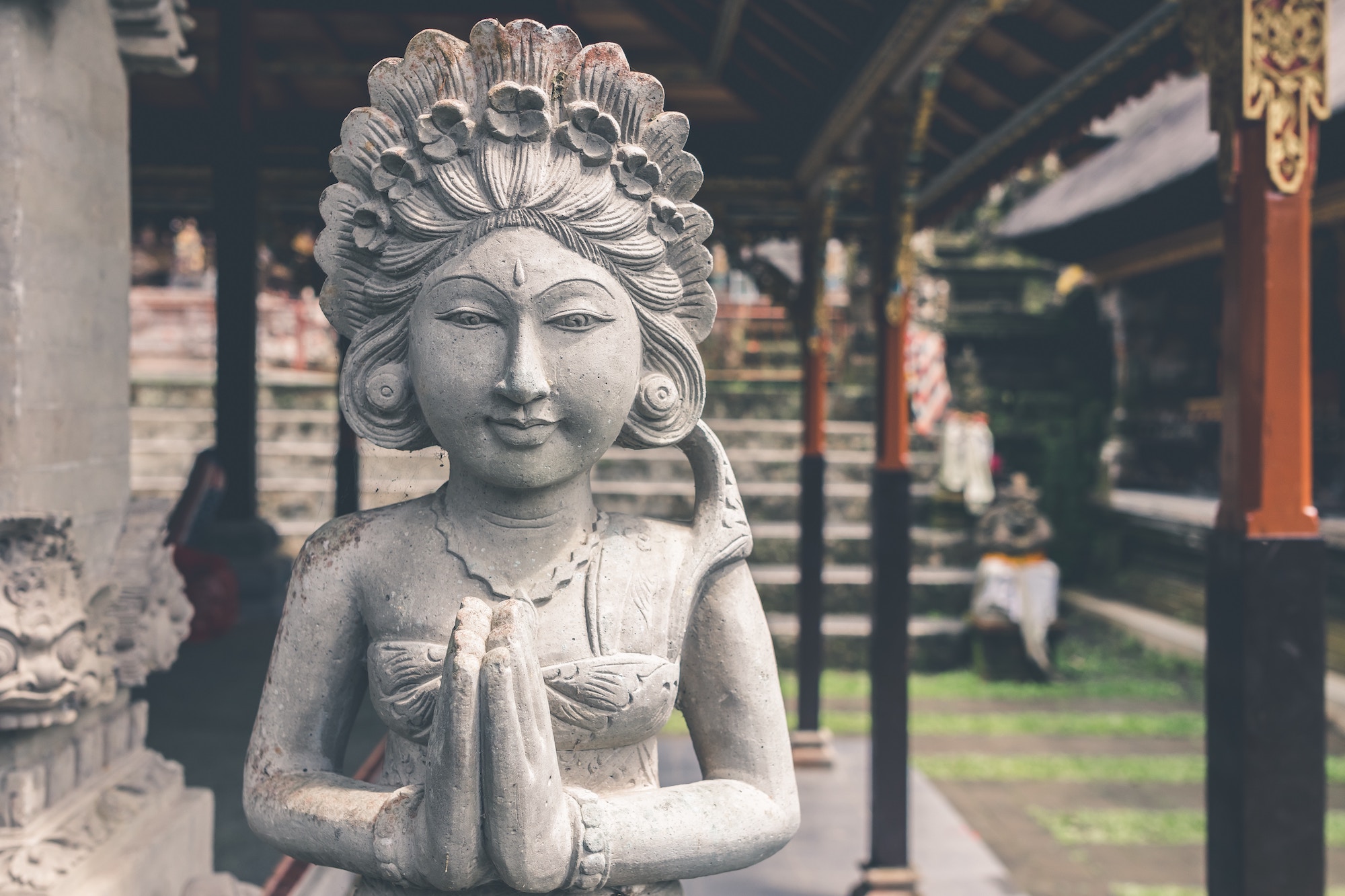 Kampfkunstwelt – Asiatischer Tempel mit freundlicher Steinfigur