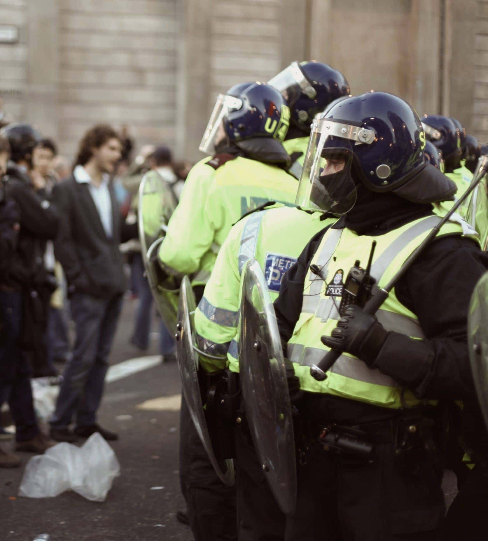 Schlagstock im Einsatz bei der Polizei in England