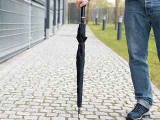 Sicherheitsschirm Standard –Geschlossener Schirm, Knauf dient als Stütze