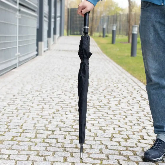 Sicherheitsschirm Standard –Geschlossener Schirm, Knauf dient als Stütze