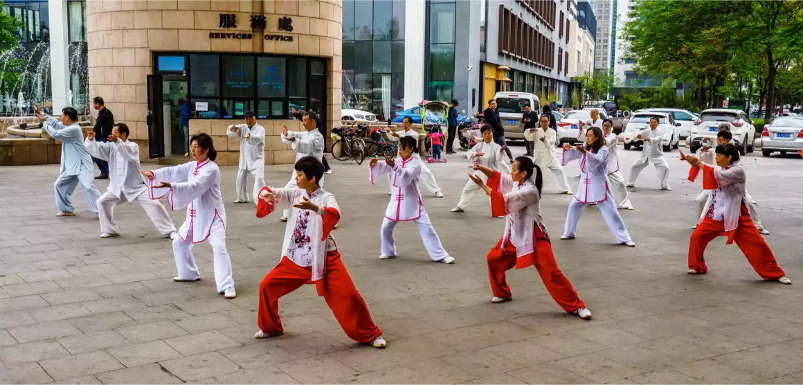 Tai Chi Übungen auf öffentlichen Parkplätzen sind in China keine Seltenheit
