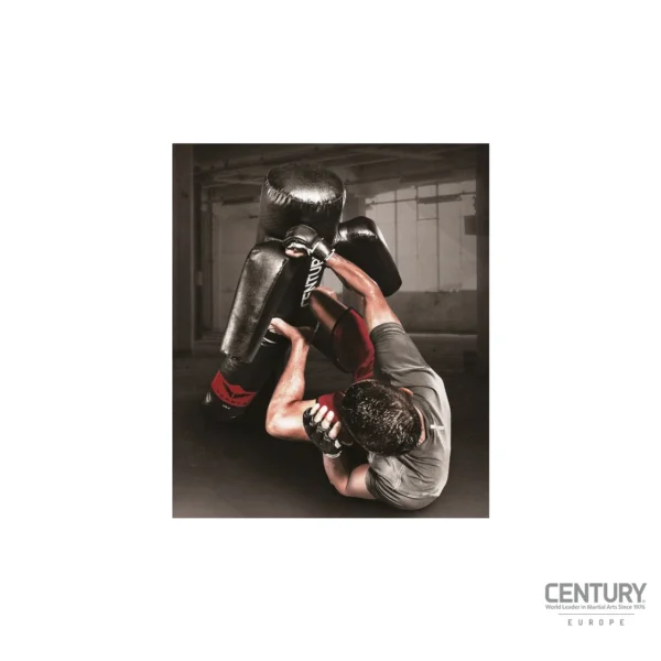 Century Versys VS.2 - Kampfsportler vs Grappling Boxdummy wird vom Boden aus weggedrückt mit Arm, Fuß und Knie