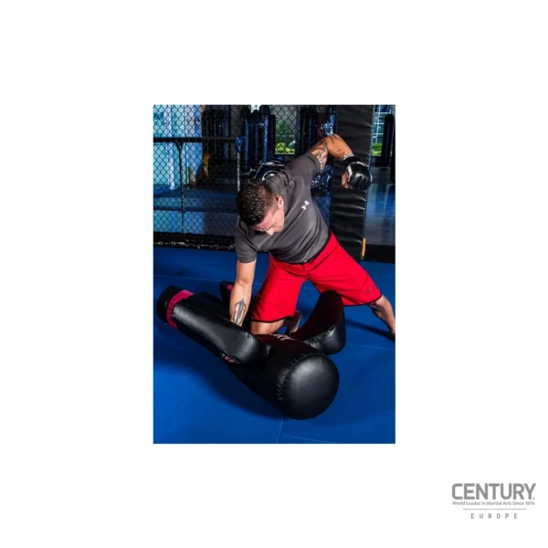 Century Versys VS.2 - Kampfsportler vs Grappling Boxdummy wird mit Knie und Arm zu Boden gedrückt