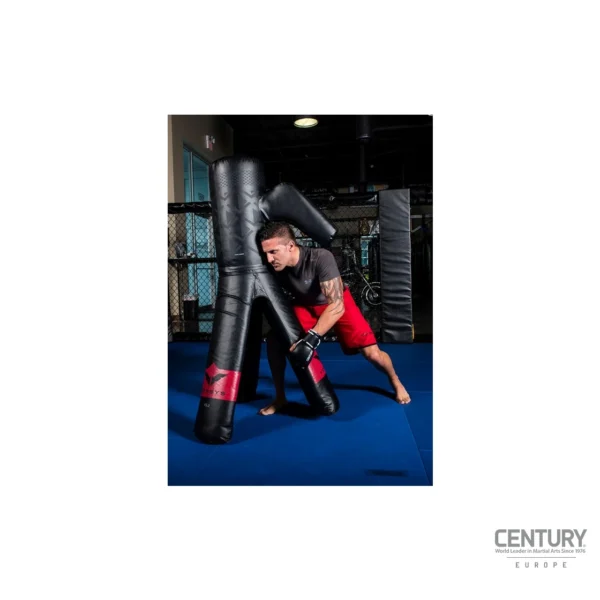 Century Versys VS.2 - Kampfsportler vs Grappling Boxdummy erpackt ihn an einem Bein und setzt zum Wurf an