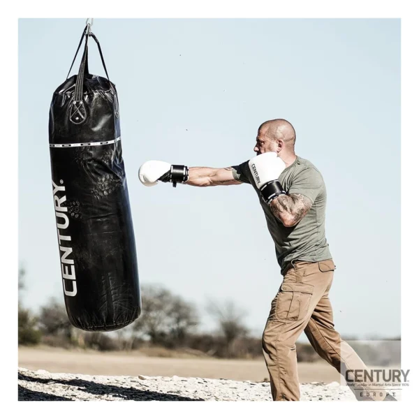 Century Creed Boxsack - Boxer schlägt mit rechts auf den Sack