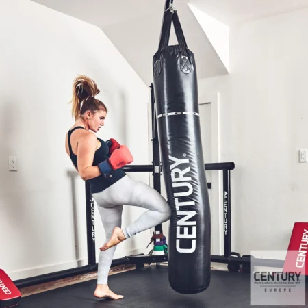 Century Creed Muay Thai Boxsack - Kampfsportlerin rechter Kniekick auf Sandsack