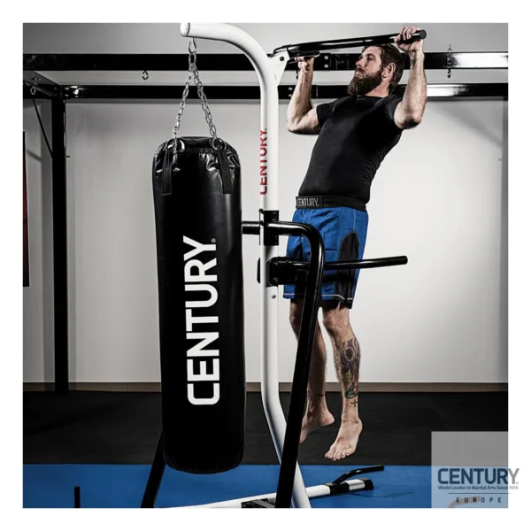 Century traditioneller Boxsack - hängend am Trainingsgeräteständer 2in1 mit Kampfsportler