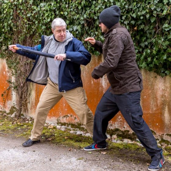 Sicherheitsschirm Selbstverteidigung mit dem Regenschirm Videokurs DVD - mit Robert Amper Selbstverteidigung lernen Angreifer