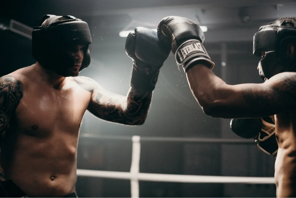 Zwei Boxer im Ring machen Handshake mit Boxhandschuhen