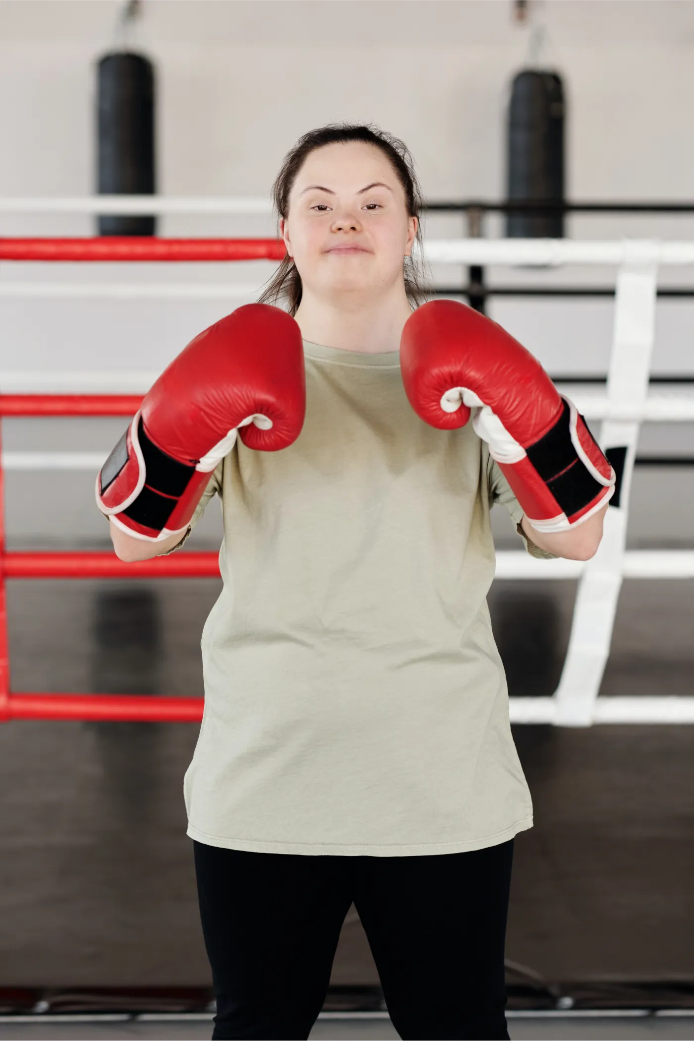 Person mit Down Syndrom im Ring mit Boxhandschuhen