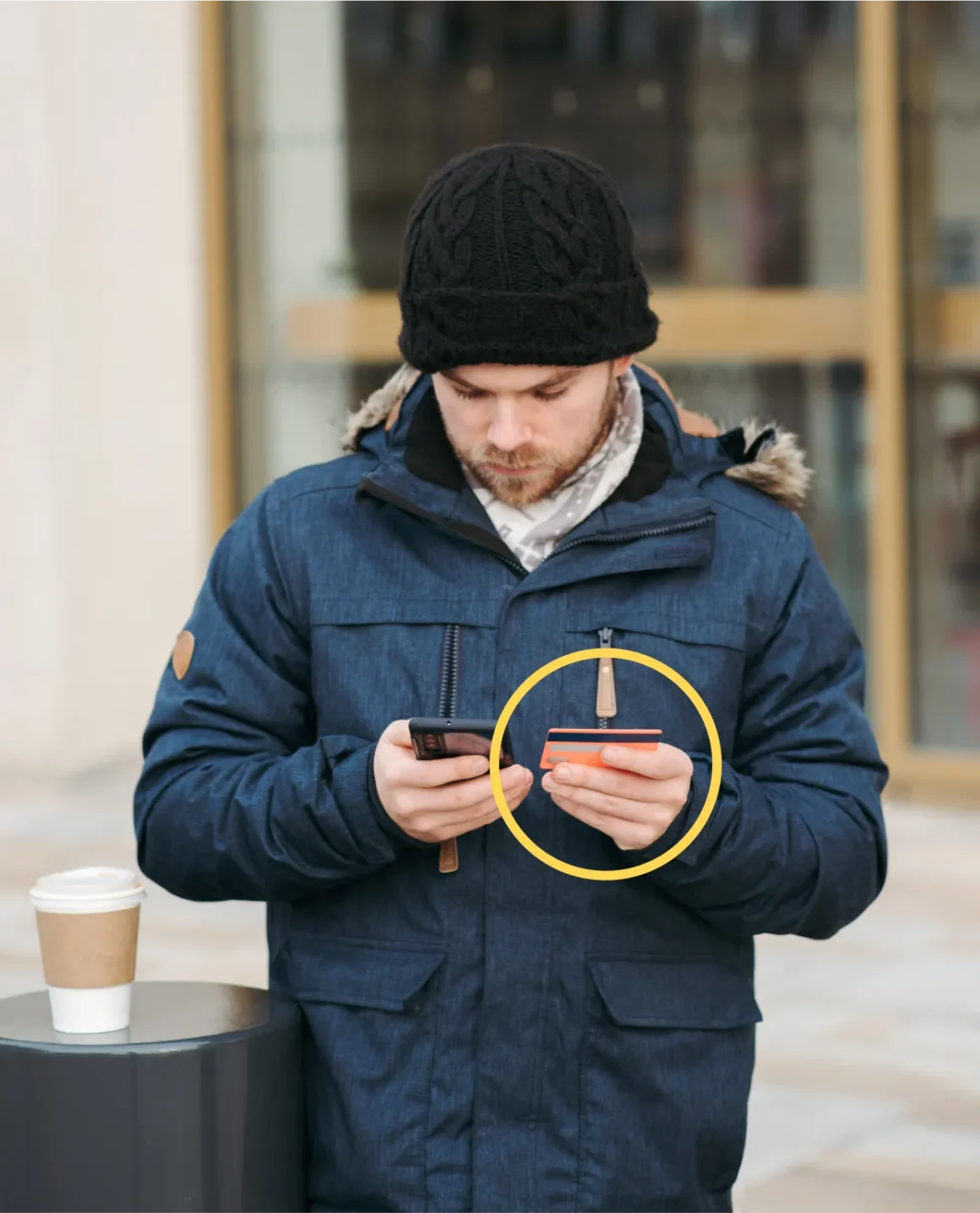 Mann hält Wertgegenstand in der Hand und schaut vertieft aufs Smartphone