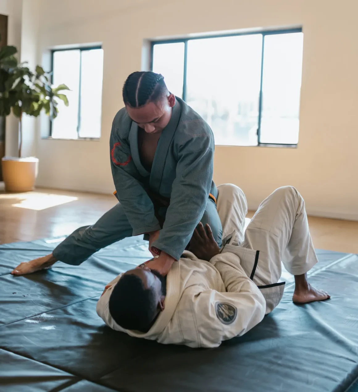 Zwei Männer trainieren Bodenkampf in einer Kampfsportschule