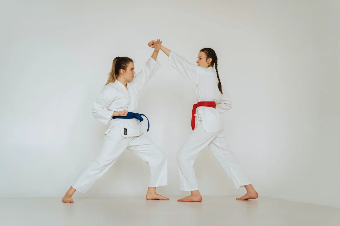 Karate für Frauen – Zwei junge Frauen kämpfen im Karateanzug gegeneinander