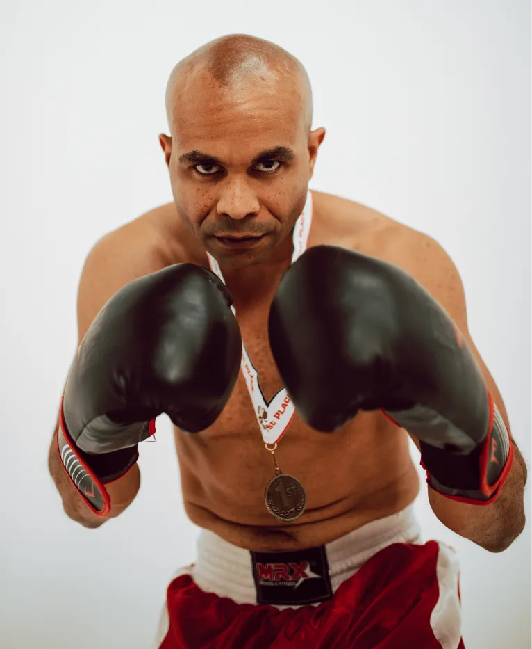Boxer im Schwergewicht mit Medaille um den Hals
