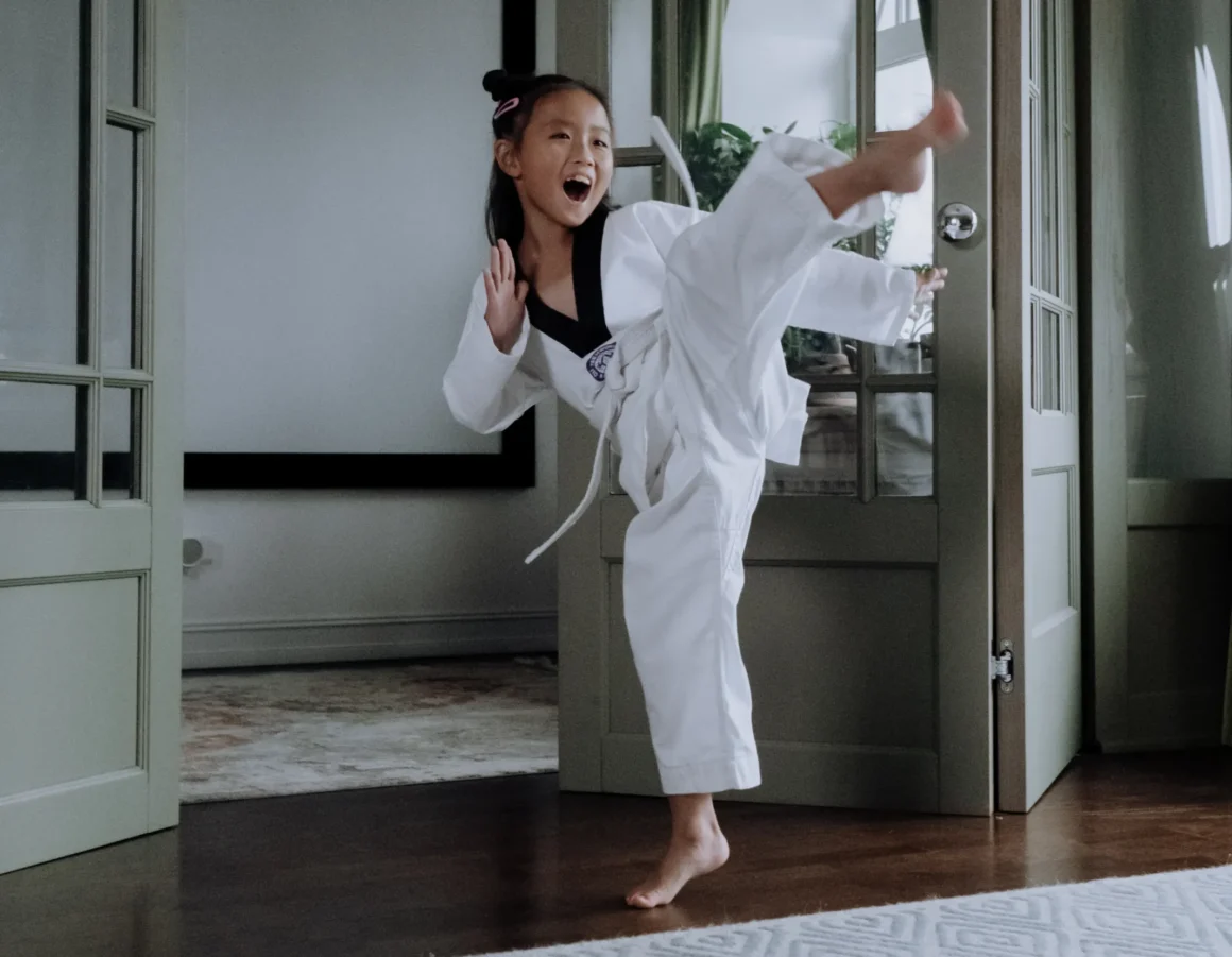 Kind trainiert im Karate Anzug ihre Kampfkunst