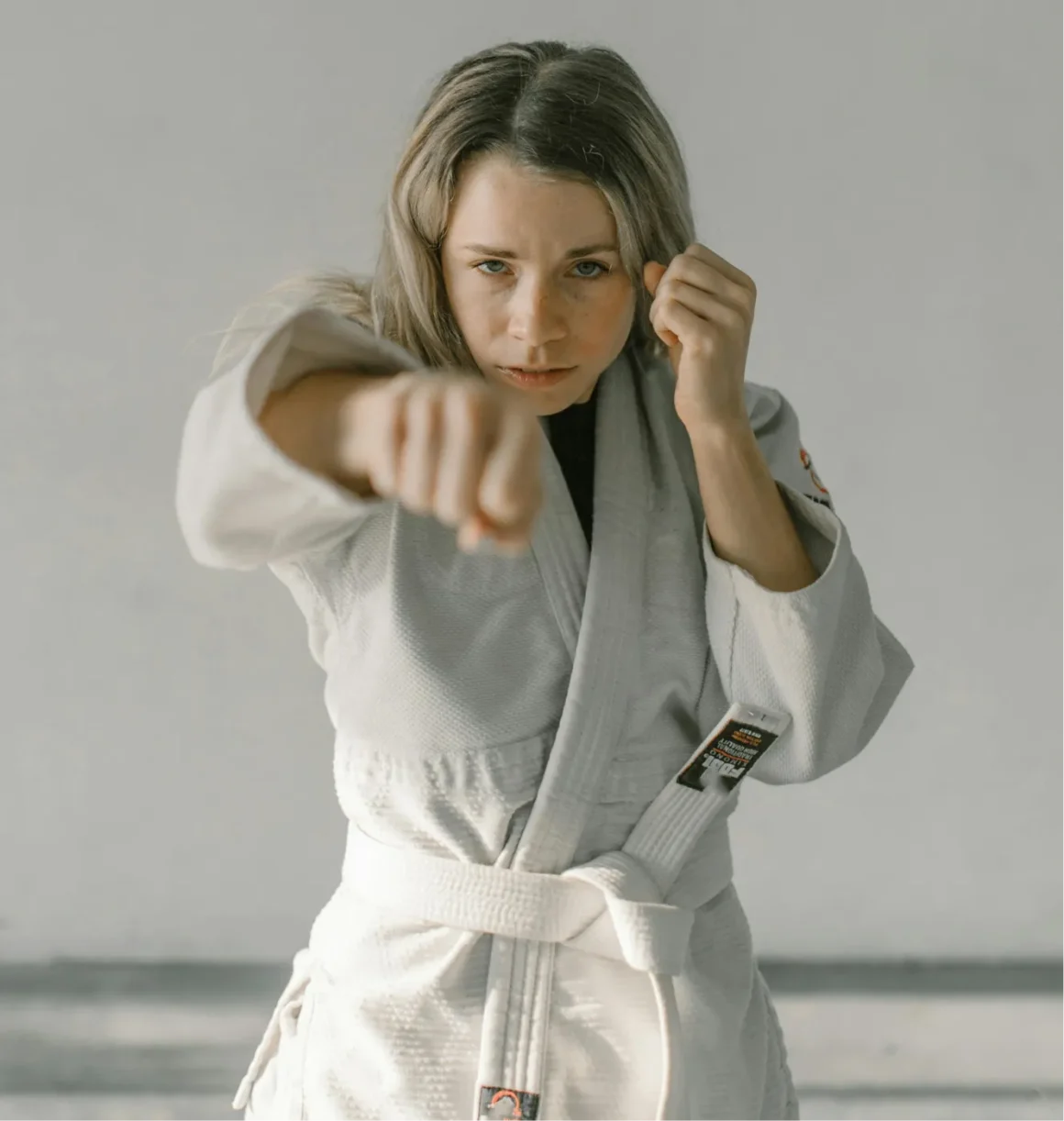 Frau trainiert mit einem Karate Anzug