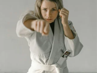 Frau trainiert mit einem Karate Anzug