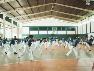 Capoeira Trainierende in einer großen Sporthalle