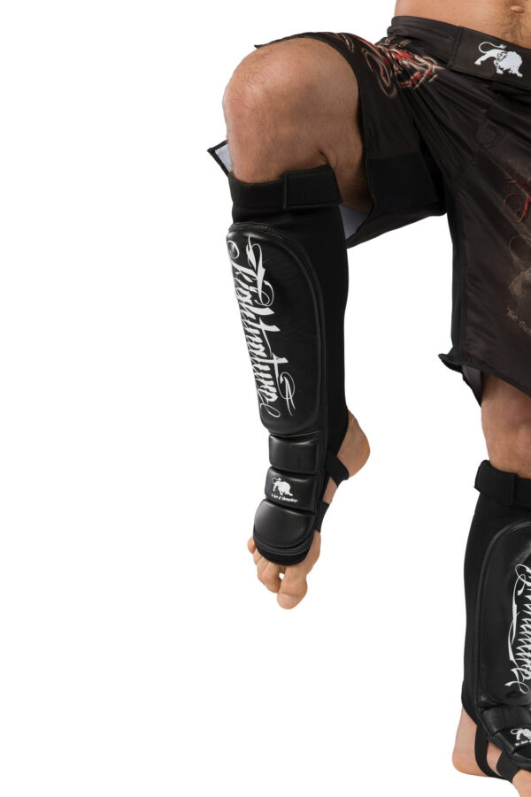 Fightnature Schienbeinschützer Spannpolster Leder schwarz - Seitenansicht Bein