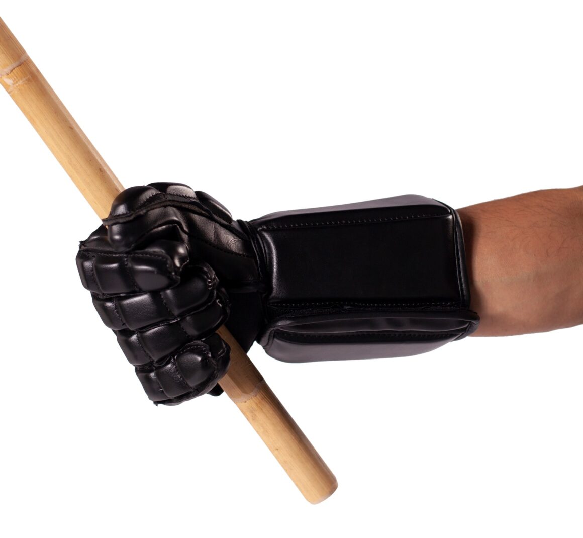 Kwon Escrima Handschuhe Unterarmschutz schwarz - Arm hält Stab im Griff