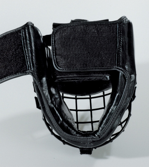 KWON Kopfschutz mit Eisengitter schwarz - Ansicht von unten ein Klett geöffnet
