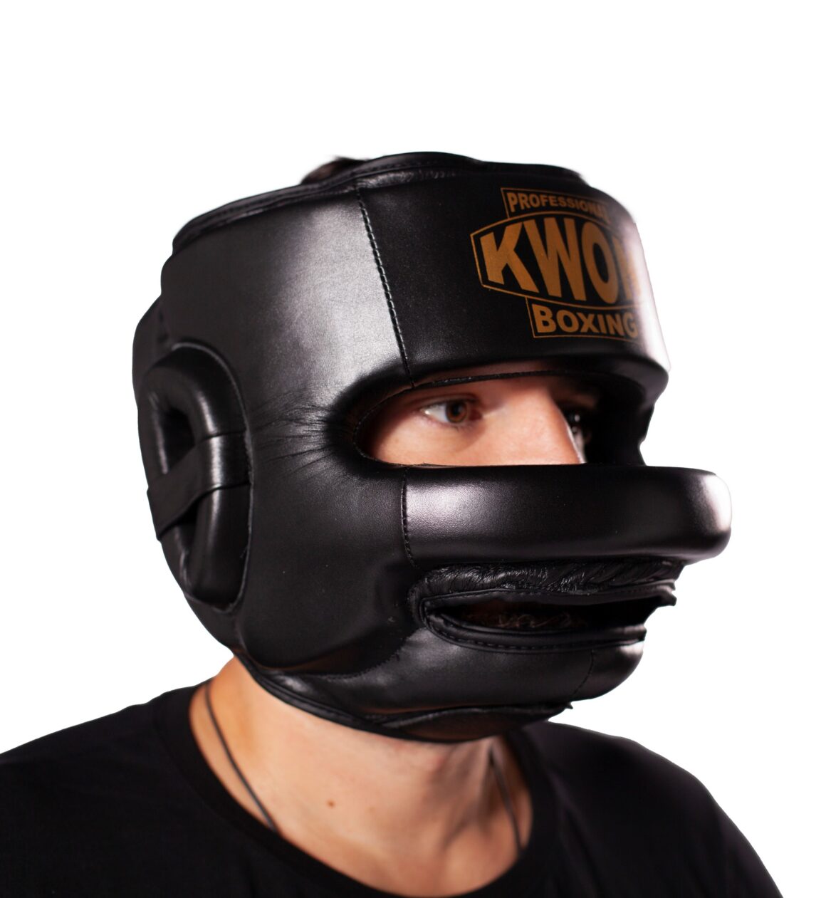 Kwon professional Boxing Kopfschutz mit Nasenbügel schwarz - seitliche Ansicht Kopf