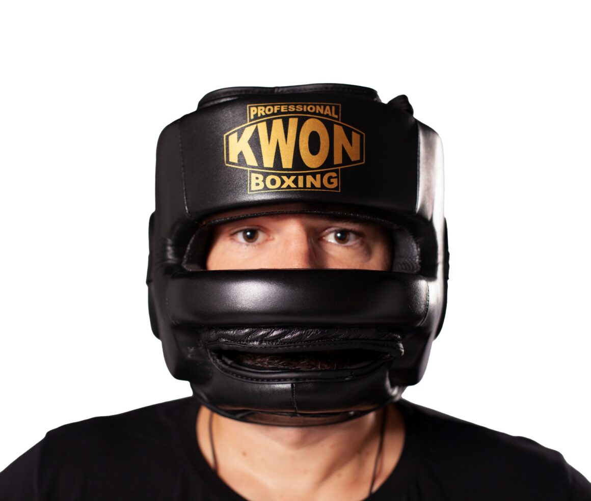 Kwon professional Boxing Kopfschutz mit Nasenbügel schwarz - Vorderansicht Kopf