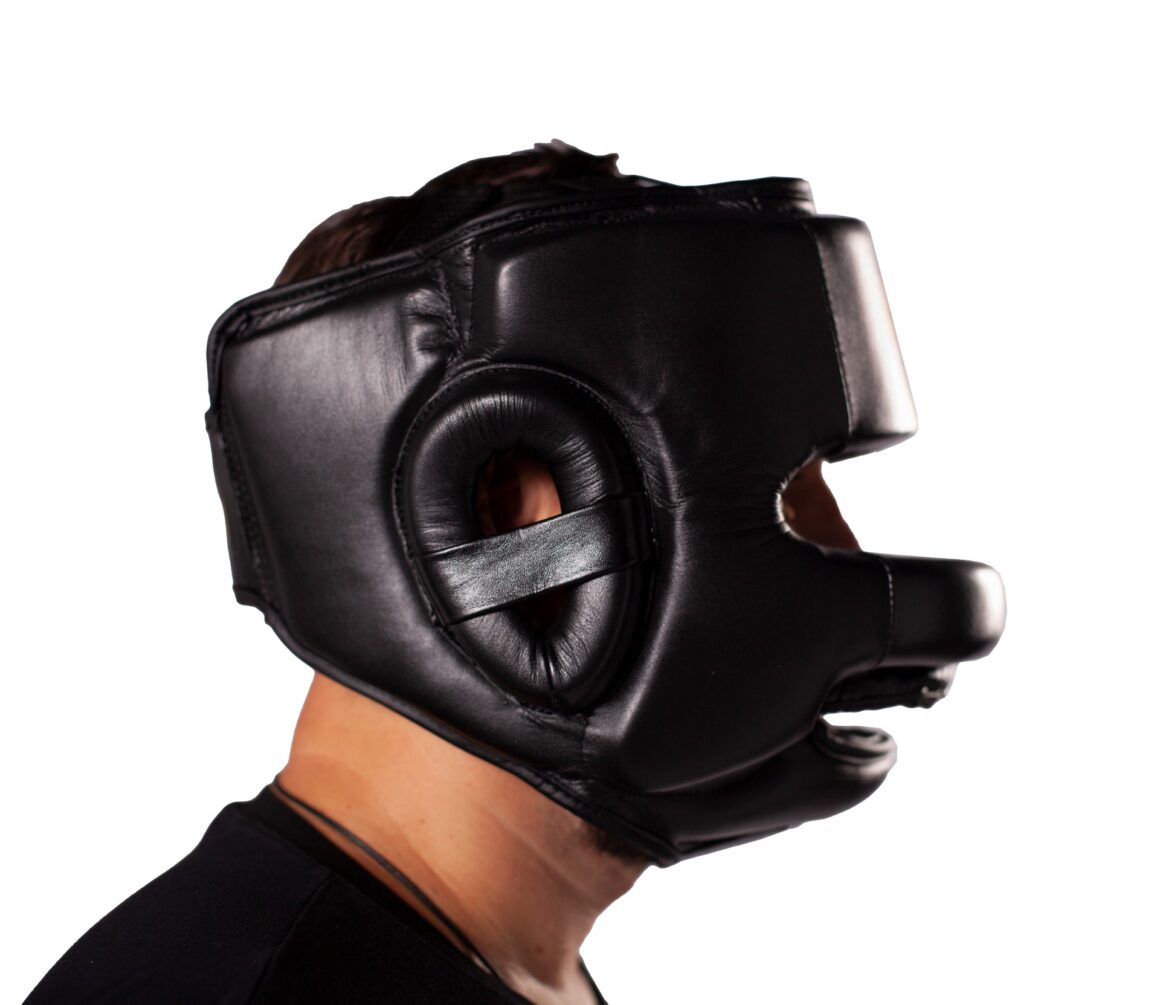 Kwon professional Boxing Kopfschutz mit Nasenbügel schwarz - Seitenansicht Kopf
