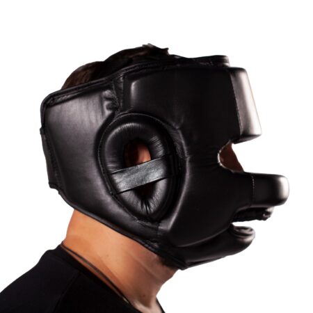 Kwon professional Boxing Kopfschutz mit Nasenbügel schwarz - Seitenansicht Kopf