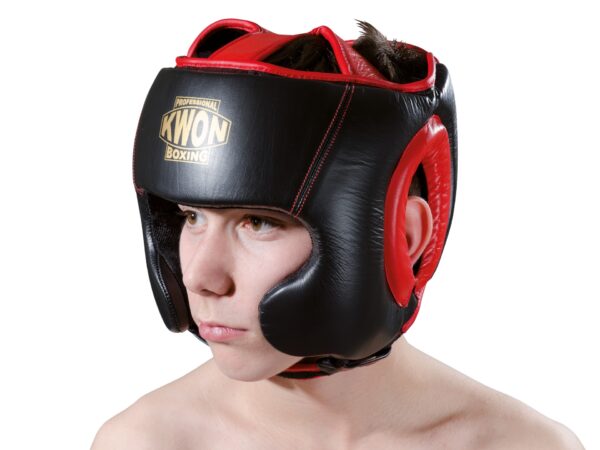 KWON Professional Boxing Sparring Kopfschutz schwarz-rot - seitliche Vorderansicht Kopf