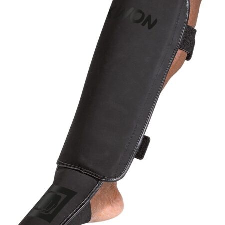 Kwon Schienbeinschoner Spannschützer Darkline schwarz - Seitenansicht Bein
