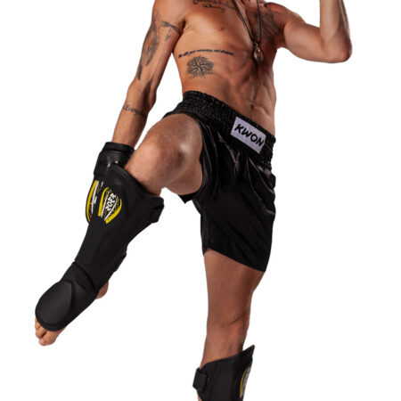 Kwon Schienbeinschützer Kick Thai Spannpolster schwarz - Kampfsportler Frontansicht mit Schienbeinschoner Paar