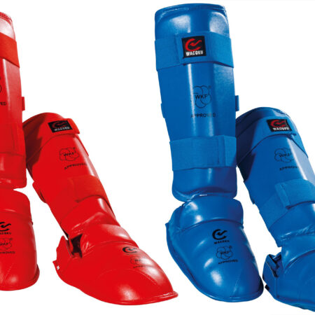 Wacoku Schienbeinschoner Spannschutz wkf anerkannt rot und blau - Vorderansicht Bein Paar