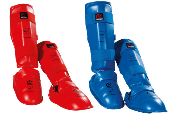 Wacoku Schienbeinschoner Spannschutz wkf anerkannt rot und blau - Vorderansicht Bein Paar