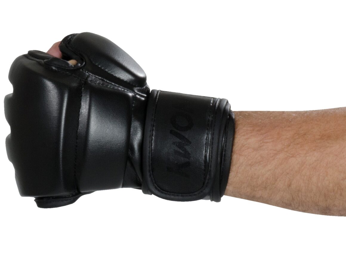 Kwon MMA Handschuhe schwarz - Seitenansicht Vorderseite Faust