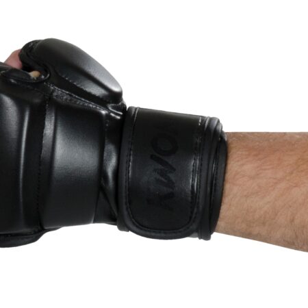 Kwon MMA Handschuhe schwarz - Seitenansicht Vorderseite Faust