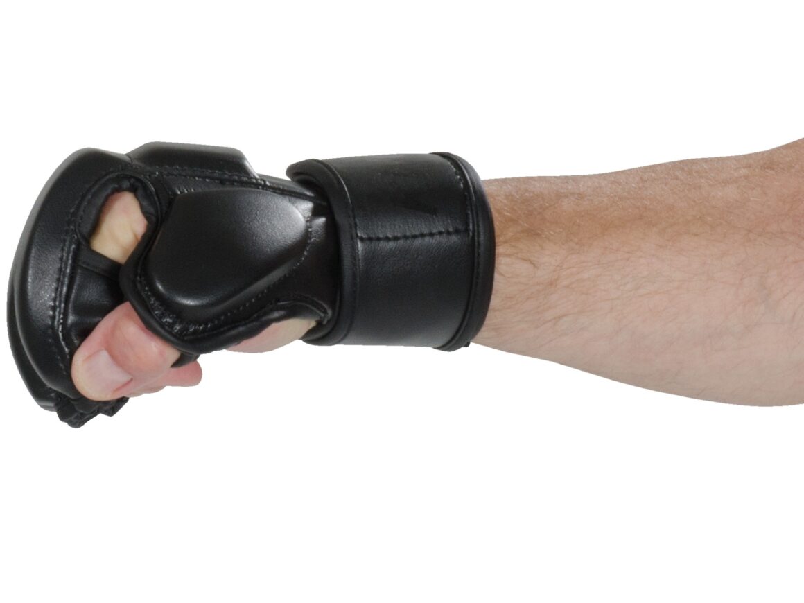 Kwon MMA Handschuhe schwarz - Seitenansicht Arm Faust