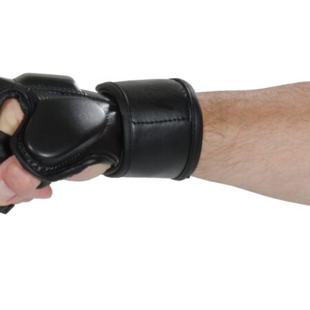 Kwon MMA Handschuhe schwarz - Seitenansicht Arm Faust