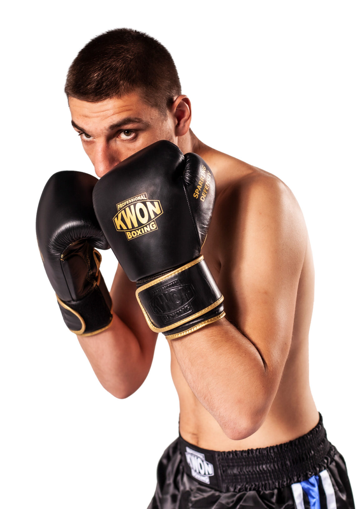 Kwon Professional Boxing Boxhandschuhe Sparring Defensiv schwarz-gold - Seitenansicht vorne Boxer in defensiv Stellung Fäuste oben
