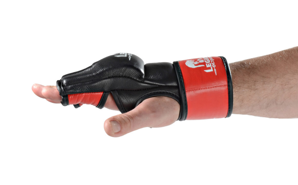 Legion Octagon MMA Handschuhe Fight schwarz-rot- Ansicht seitlich Hand