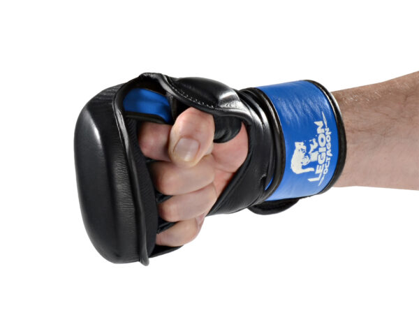 Legion Octagon MMA Handschuhe Sparring schwarz-blau - Ansicht seitlich unten Hand Faust