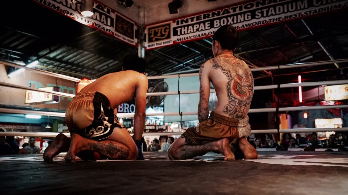 Zwei Thaiboxer knien im Ring – Symbolbild für Thaiboxen Bücher