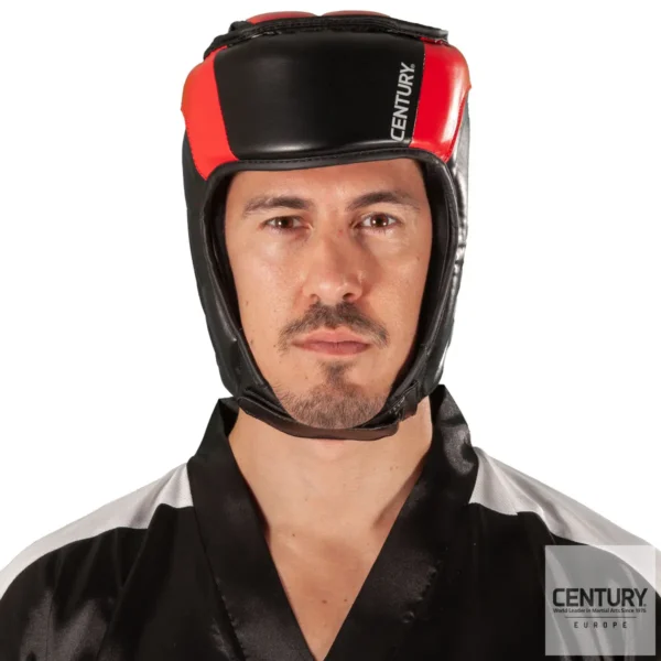 Century Kopfschutz C-Gear Determination Wako zertifiziert rot-schwarz - Kämpfer mit Kopfschutz Frontansicht Nahaufnahme
