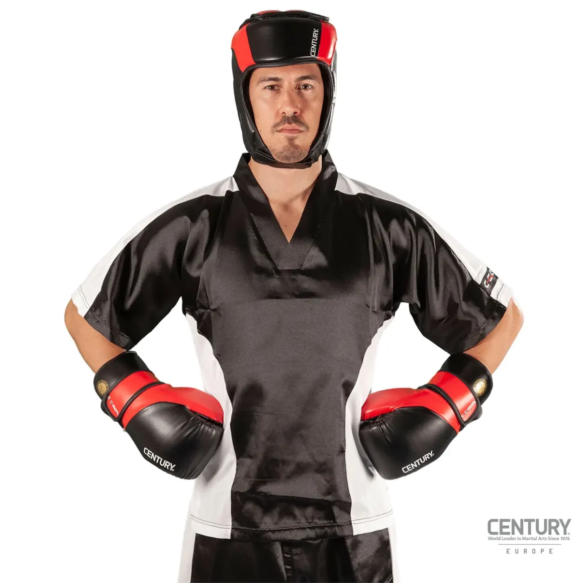 Century Kopfschutz C-Gear Determination Wako zertifiziert rot-schwarz - Kämpfer mit Kopfschutz Frontansicht