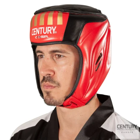 Century Kopfschutz C-Gear Integrity Wako zertifiziert rot-schwarz - Kämpfer mit Kopfschutz Seitenansicht