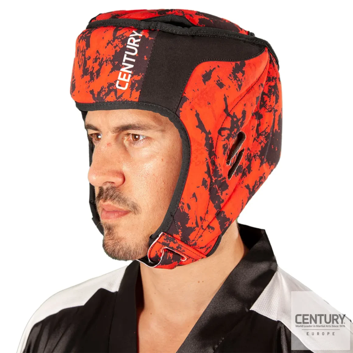 Century Kopfschutz C-Gear Sport Respect Wako zertifiziert waschbar rot-schwarz - Kämpfer mit Kopfschutz Seitenansicht